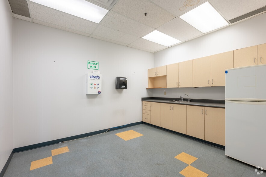 More Photos Of 6757 Northwest Dr, Mississauga Distribution For Lease