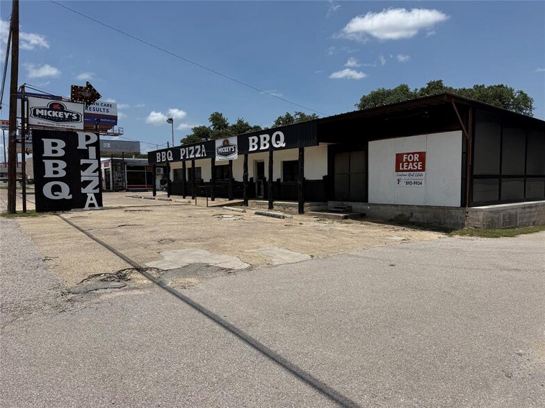 More Photos Of 211 US Highway 281, Johnson City General Retail For Lease
