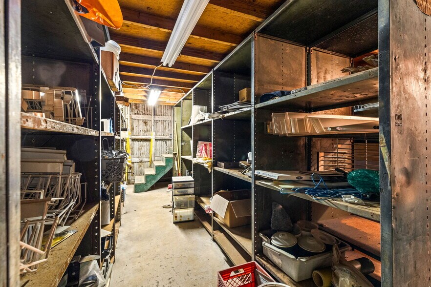 More Photos Of 805 N Magnolia Ave, Luling Flex For Sale