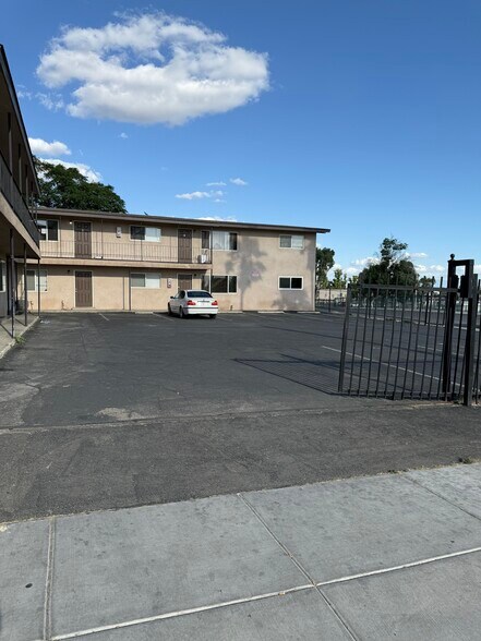 More Photos Of 1700 Lincoln St, Bakersfield Apartments For Sale