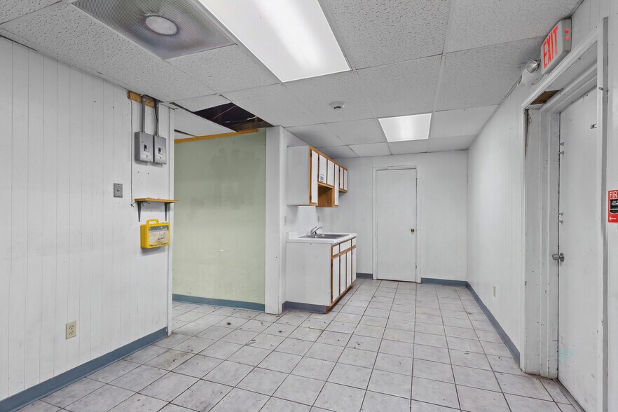 More Photos Of 184 W Main St, Dudley Freestanding For Sale