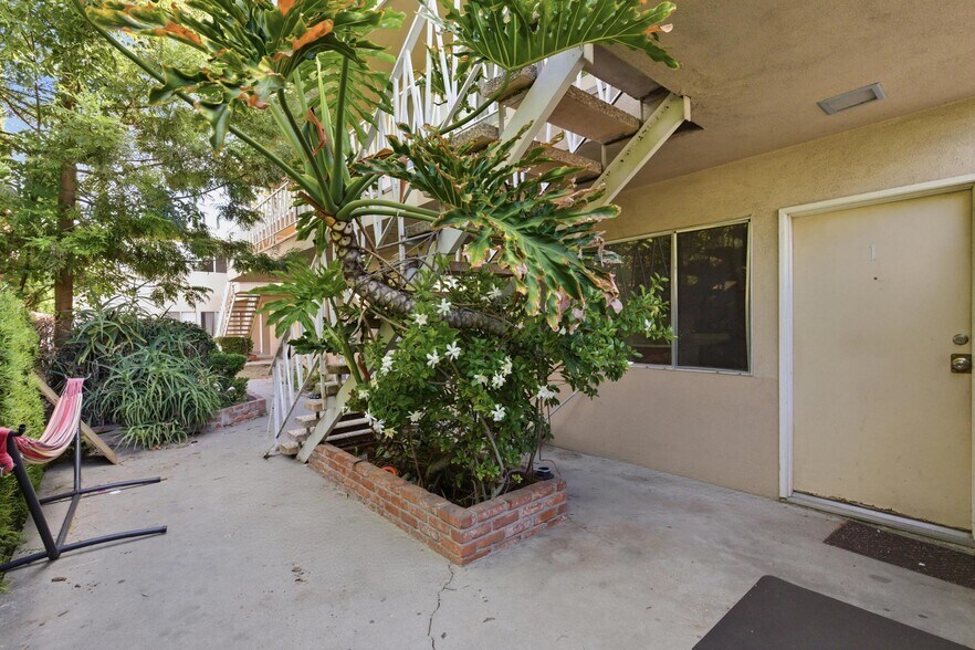 More Photos Of 18611 Clark St, Tarzana Apartments For Sale