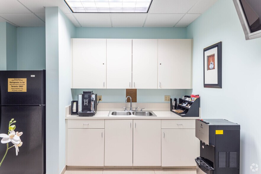 More Photos Of 7777 Glades Rd, Boca Raton Office For Lease