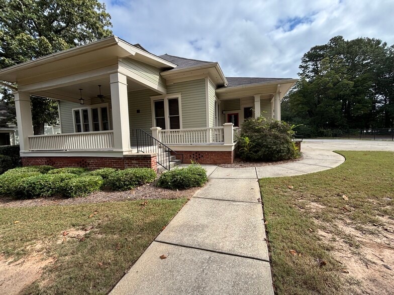 More Photos Of 133 W Candler St, Winder Office For Lease