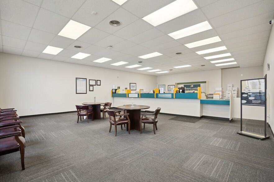 More Photos Of 1505-1527 E San Marnan Dr, Waterloo Unknown For Lease