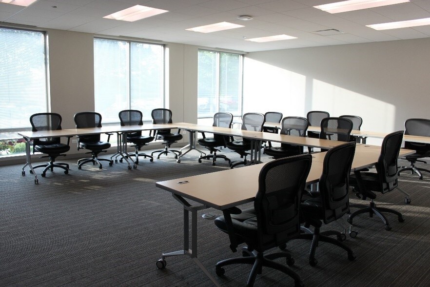 More Photos Of 1925 W Field Ct, Lake Forest Office For Lease