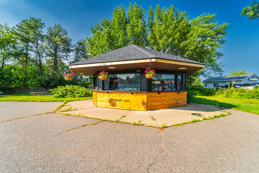 More Photos Of 1707 Merrill Ave, Wausau Freestanding For Sale