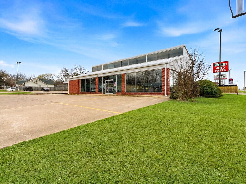 More Photos Of 530 N Mississippi Ave, Ada Freestanding For Sale