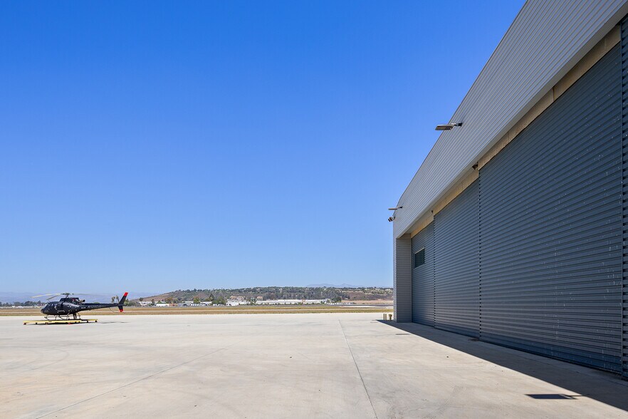 More Photos Of 800 Aviation Dr, Camarillo Airplane Hangar For Sale