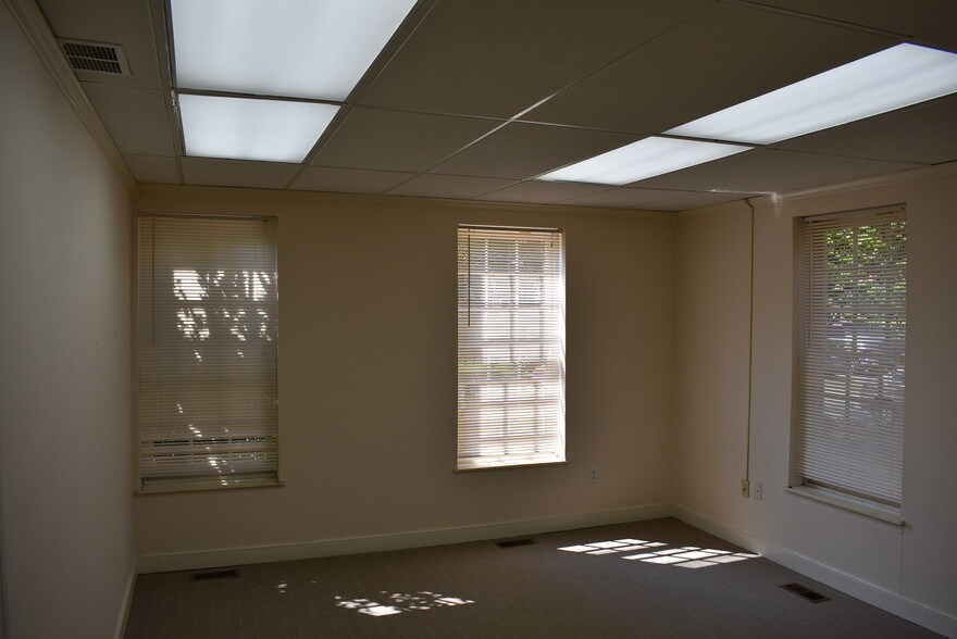 More Photos Of 611 N Courthouse Rd, Richmond Office For Lease