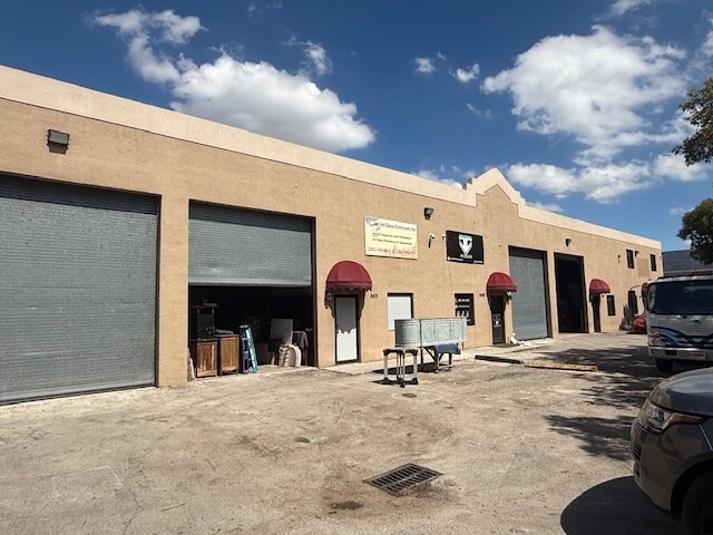 Primary Photo Of 2465-2473 W 80th St, Hialeah Warehouse For Lease