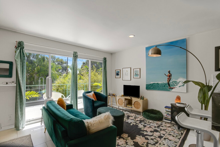 More Photos Of 1959 Grace Ave, Los Angeles Apartments For Sale