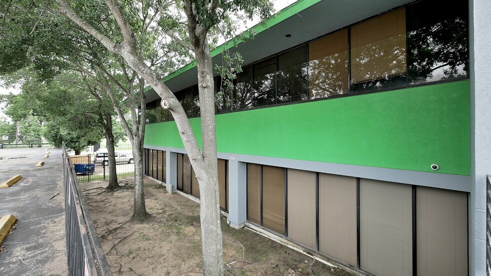 More Photos Of 800 Tully Rd, Houston Office For Sale