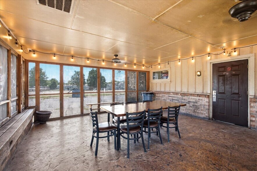 More Photos Of 1131 Cradduck Rd, Ada Bar For Sale
