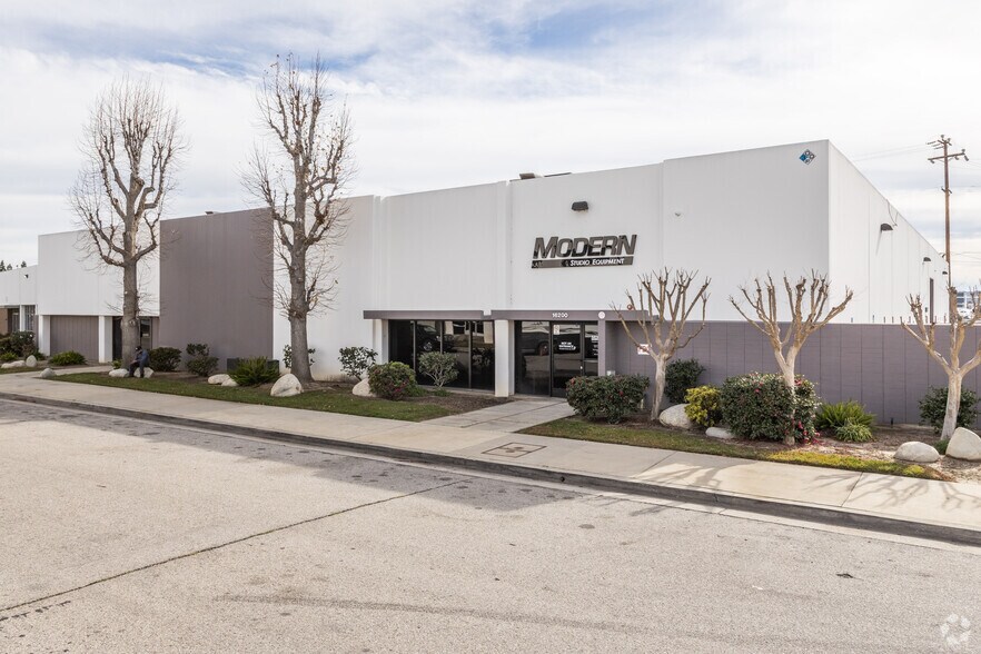 More Photos Of 8045 Woodley Ave, Van Nuys Unknown For Lease