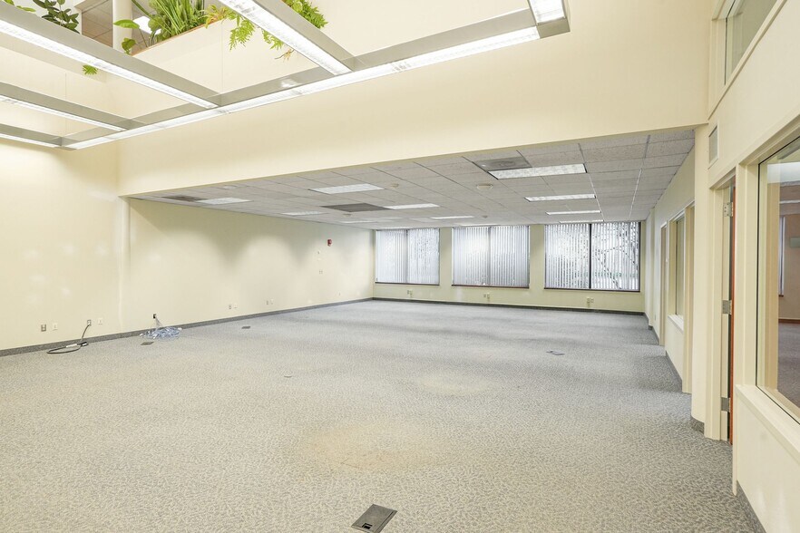More Photos Of 2965 Ryan Dr SE, Salem Office For Sale