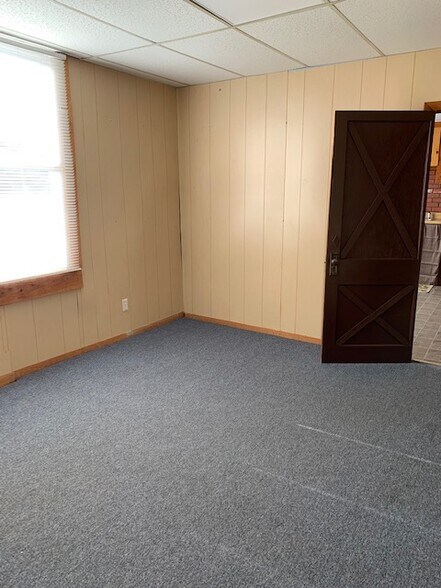 More Photos Of 1049 Tiogue Ave, Coventry Showroom For Lease