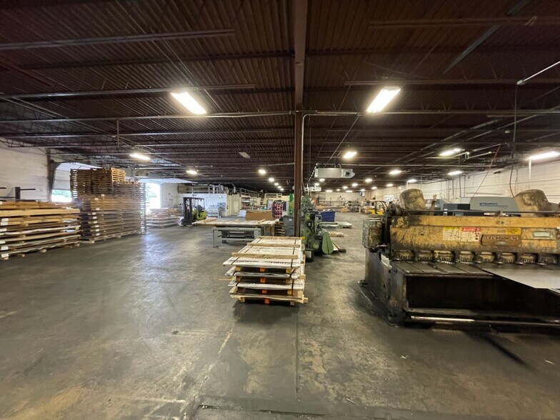 More Photos Of 129 Ashmore Dr, Leola Warehouse For Lease