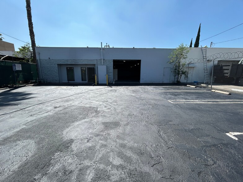 More Photos Of 16140 Leadwell St, Van Nuys Warehouse For Lease