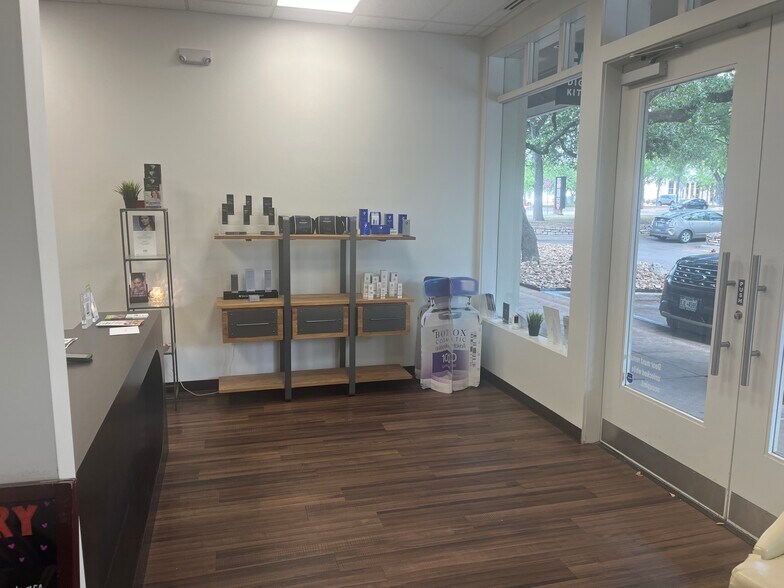 More Photos Of 10000 Research Blvd, Austin Restaurant For Lease