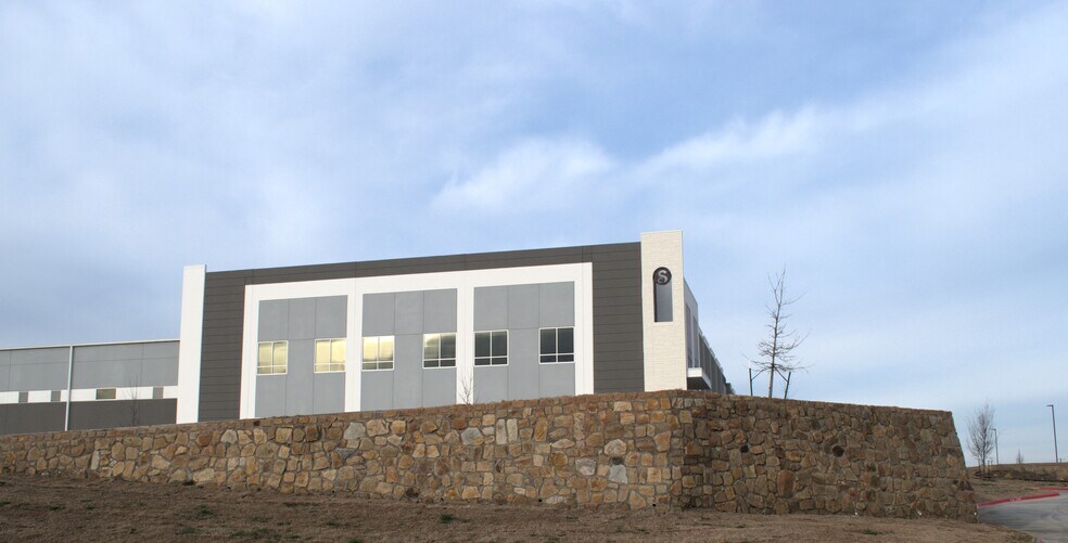 More Photos Of 9449 Silver Creek Rd, Fort Worth Warehouse For Lease