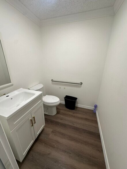 More Photos Of 2840 Proctor Rd, Sarasota Unknown For Lease