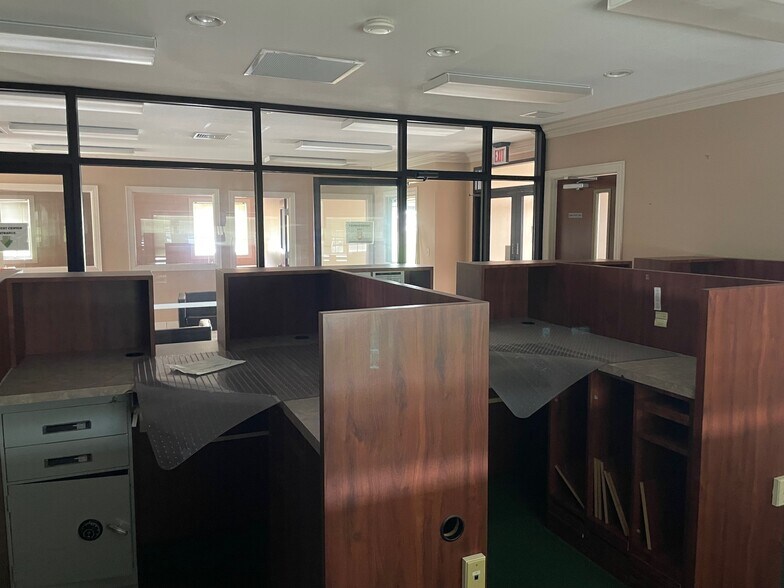 More Photos Of 184 Stone Container Dr, Clarksville Bank For Lease