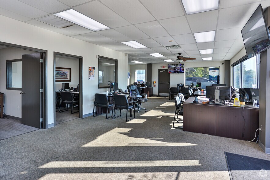 More Photos Of 905 Callahan Dr, Knoxville Auto Repair For Sale