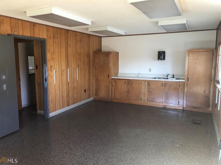 More Photos Of 1321 US Hwy 41 N, Calhoun Office For Lease