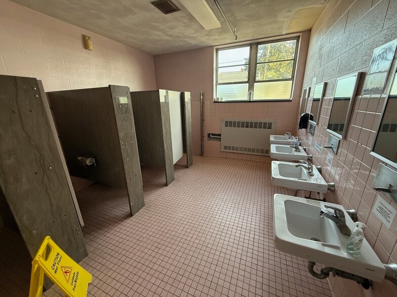 More Photos Of 214 Kinne St, East Syracuse Specialty For Sale