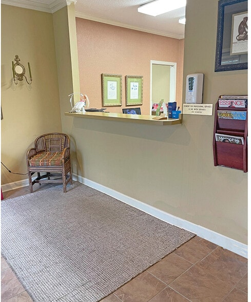 More Photos Of 668 Colonial Rd, Memphis Office For Sale