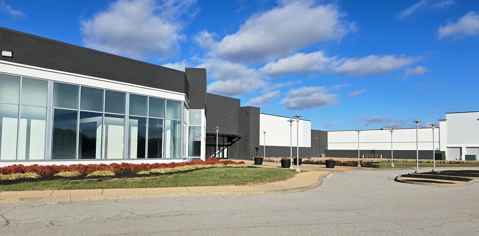 More Photos Of 5555 Saint Louis Mills Blvd, Hazelwood Warehouse For Lease