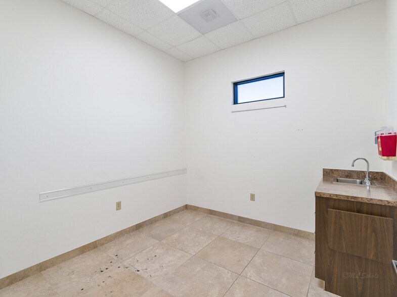 More Photos Of 714 S Peek Rd, Katy Medical For Lease