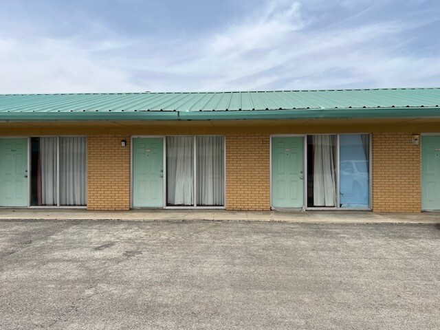 More Photos Of 208 S Ellis St, Menard Hotel For Sale