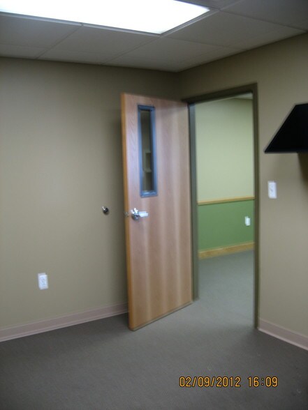 More Photos Of 21291 Hilltop St, Southfield Research And Development For Lease