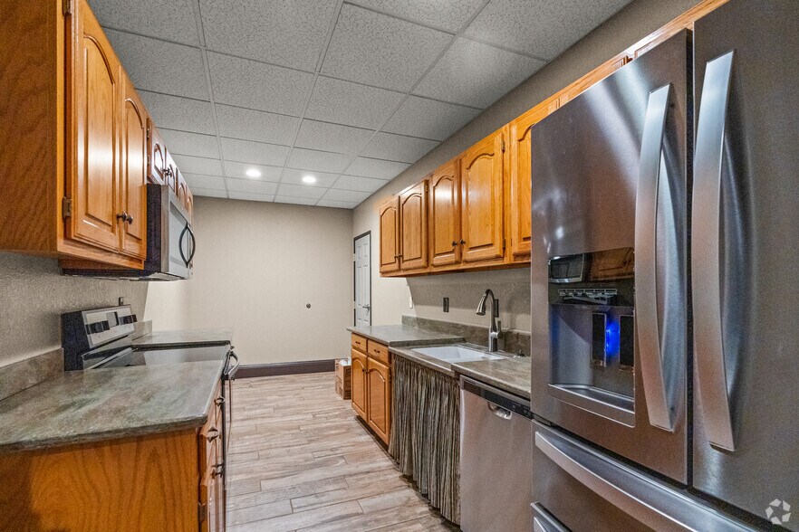 More Photos Of 421 Compton Ave, Irving Warehouse For Lease