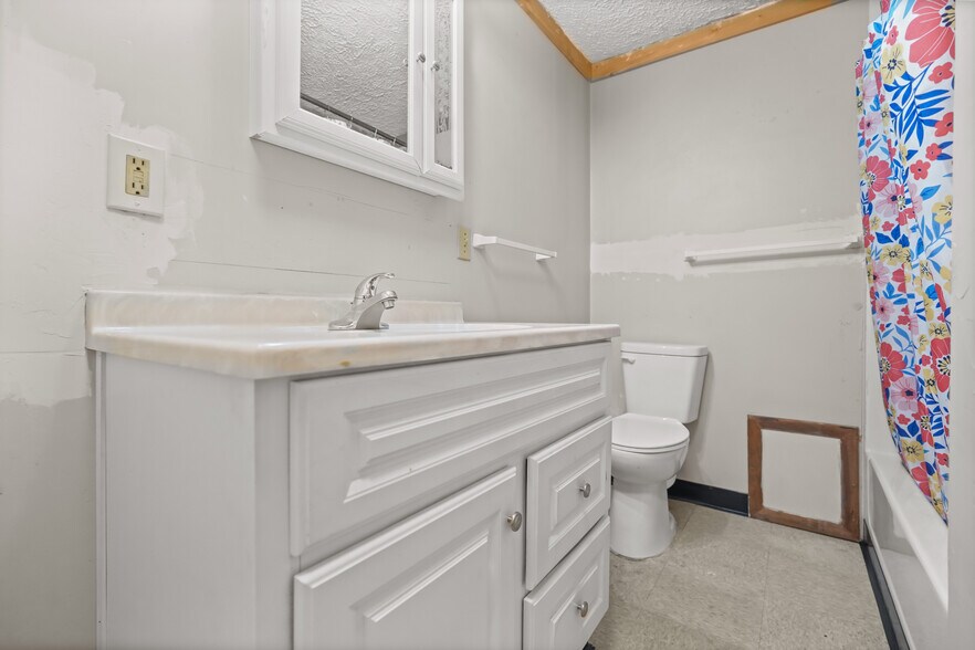 More Photos Of 401 N Main St, Polk General Retail For Sale