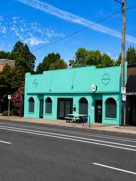 More Photos Of 2121 NE Broadway St, Portland Storefront For Sale