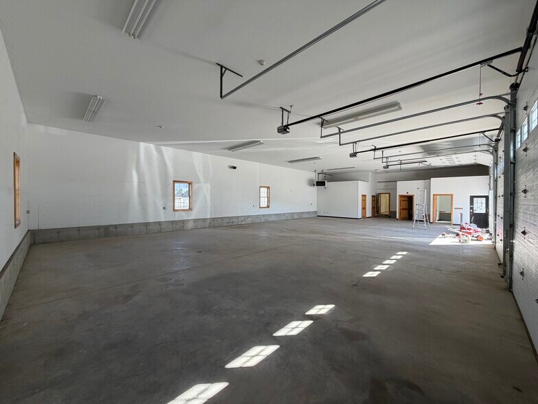 More Photos Of 1667 White Mountain Hwy, Sanbornville Showroom For Sale