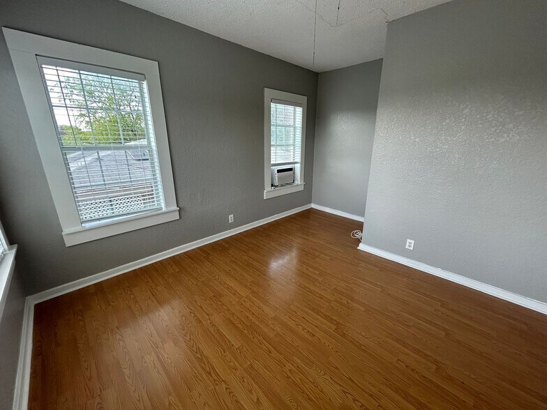 More Photos Of 1409 W Woodlawn Ave, San Antonio Apartments For Sale