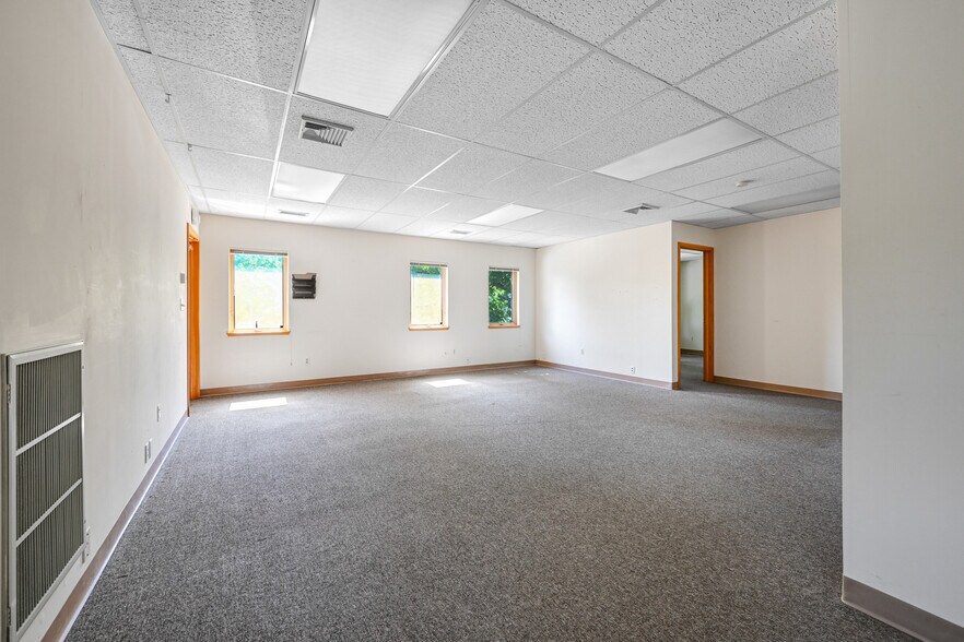 More Photos Of 15 Rockland Ter, Verona Office For Lease