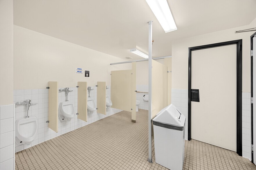 More Photos Of 525 Maple Ave, Torrance Distribution For Lease