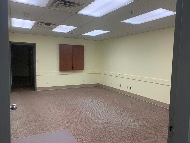 More Photos Of 32 Paint St, Port Hawkesbury Office For Lease