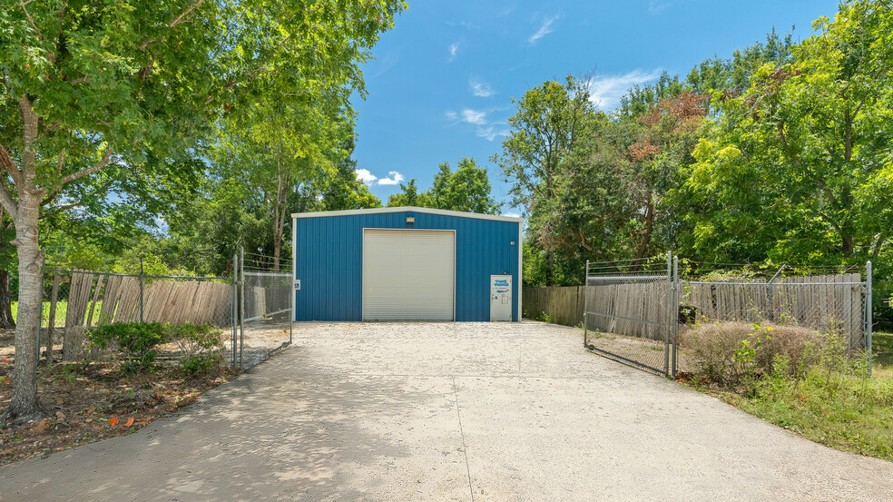 Primary Photo Of 811 W Santa Fe St, Conroe Warehouse For Sale