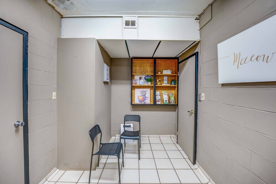 More Photos Of 475 Enfield Rd, Burlington Veterinarian Kennel For Sale