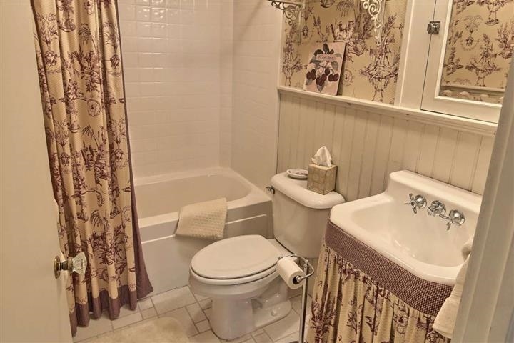 More Photos Of 230 Wellington St, Traverse City Hospitality For Sale