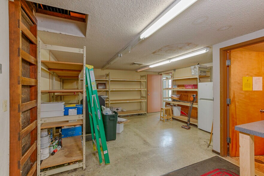 More Photos Of 915 Main Ave, Tillamook Veterinarian Kennel For Lease