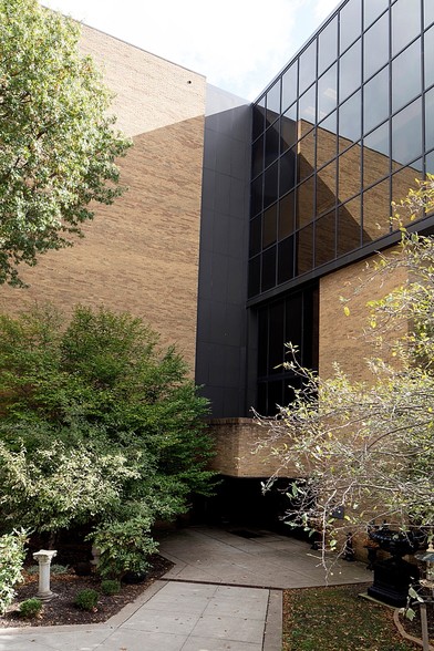 More Photos Of 1000 Fifth Ave, Huntington Medical For Lease