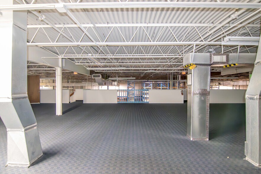 More Photos Of 2600 118th Ave N, Saint Petersburg Light Distribution For Lease