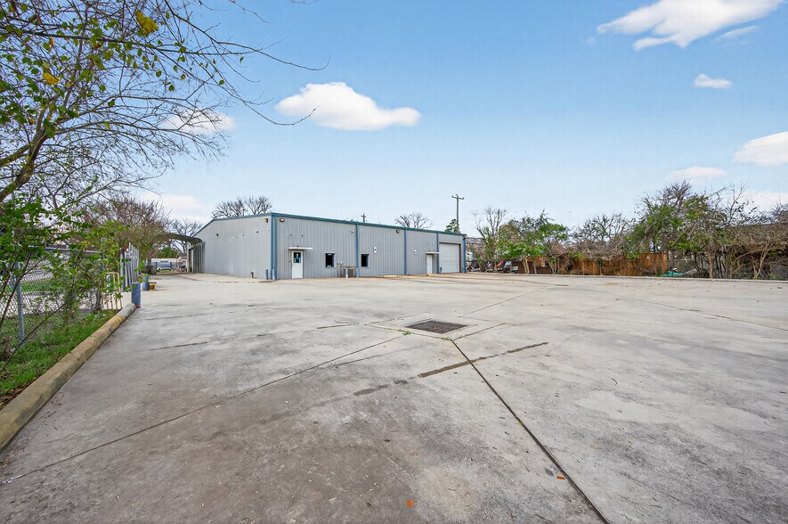 More Photos Of 10038 Grover Ln, Houston Warehouse For Sale